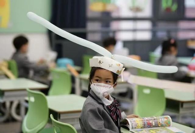 杭州小学生戴一米帽上课